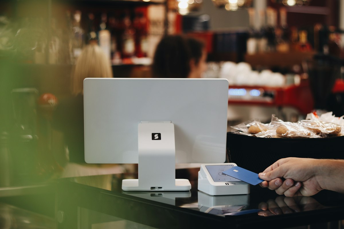 เครื่องคิดเงิน ระบบ POS บนเคาน์เตอร์ร้าน